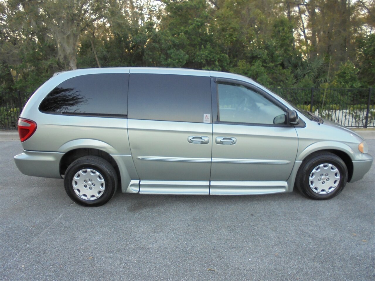 2003 Chrysler Town & Country Braunabilty wheelchair ramp van   - Photo 15 - Deland, FL 32720