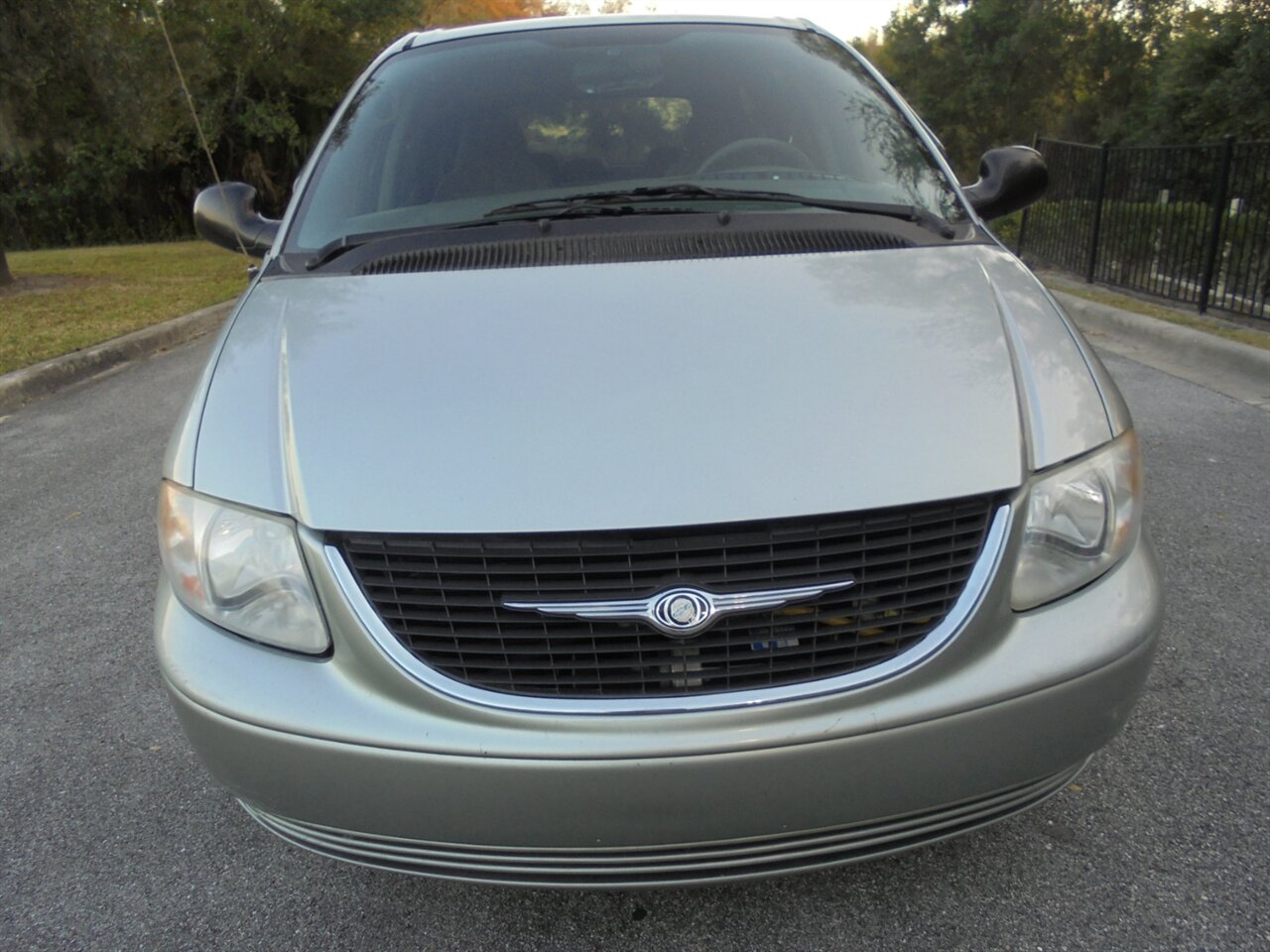 2003 Chrysler Town & Country Braunabilty wheelchair ramp van   - Photo 5 - Deland, FL 32720