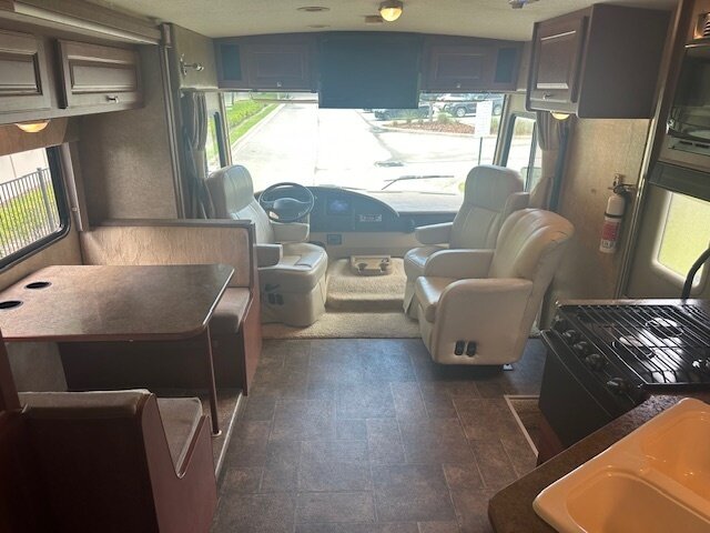 2013 Winnebago Vista 26HE   - Photo 42 - Deland, FL 32720