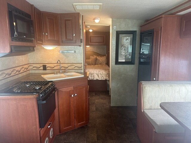 2013 Winnebago Vista 26HE   - Photo 51 - Deland, FL 32720