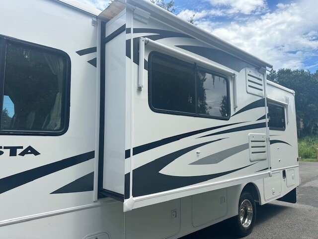 2013 Winnebago Vista 26HE   - Photo 2 - Deland, FL 32720