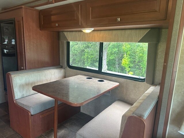 2013 Winnebago Vista 26HE   - Photo 28 - Deland, FL 32720