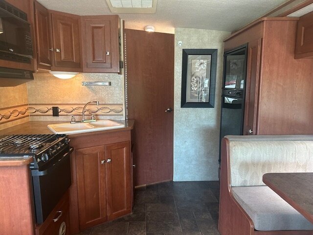 2013 Winnebago Vista 26HE   - Photo 40 - Deland, FL 32720