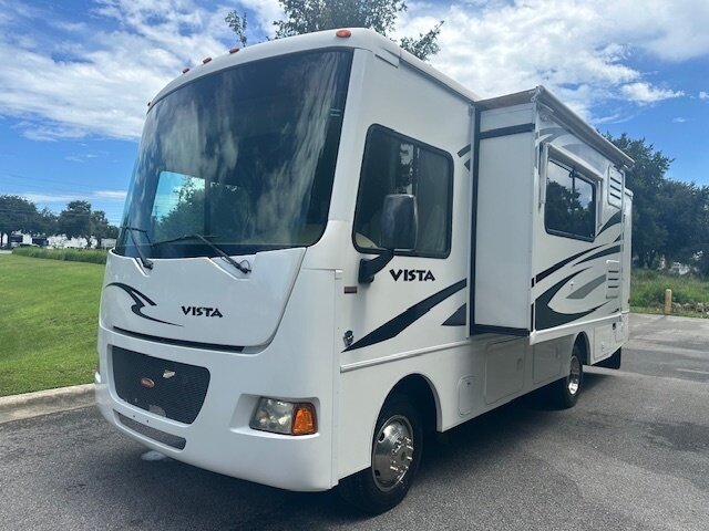 2013 Winnebago Vista 26HE   - Photo 1 - Deland, FL 32720