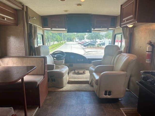 2013 Winnebago Vista 26HE   - Photo 43 - Deland, FL 32720