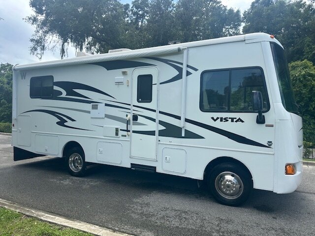 2013 Winnebago Vista 26HE   - Photo 6 - Deland, FL 32720