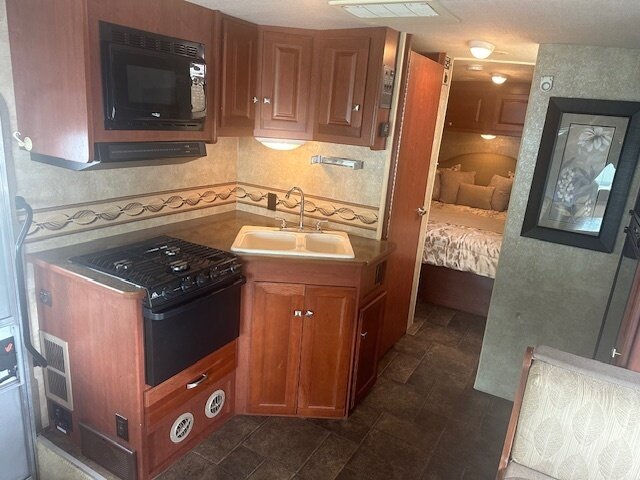 2013 Winnebago Vista 26HE   - Photo 63 - Deland, FL 32720