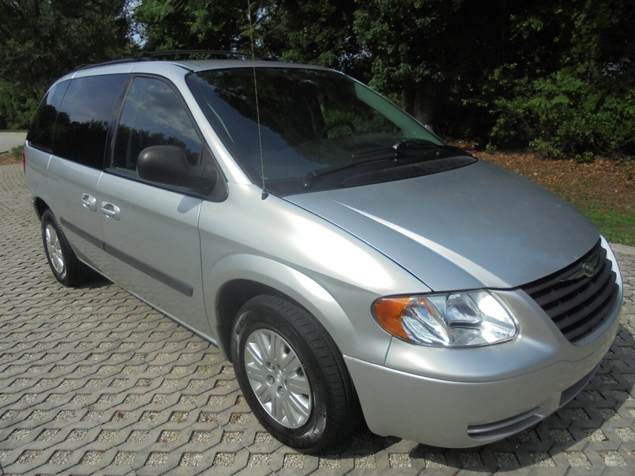 2007 Chrysler Town & Country SE   - Photo 1 - Deland, FL 32720