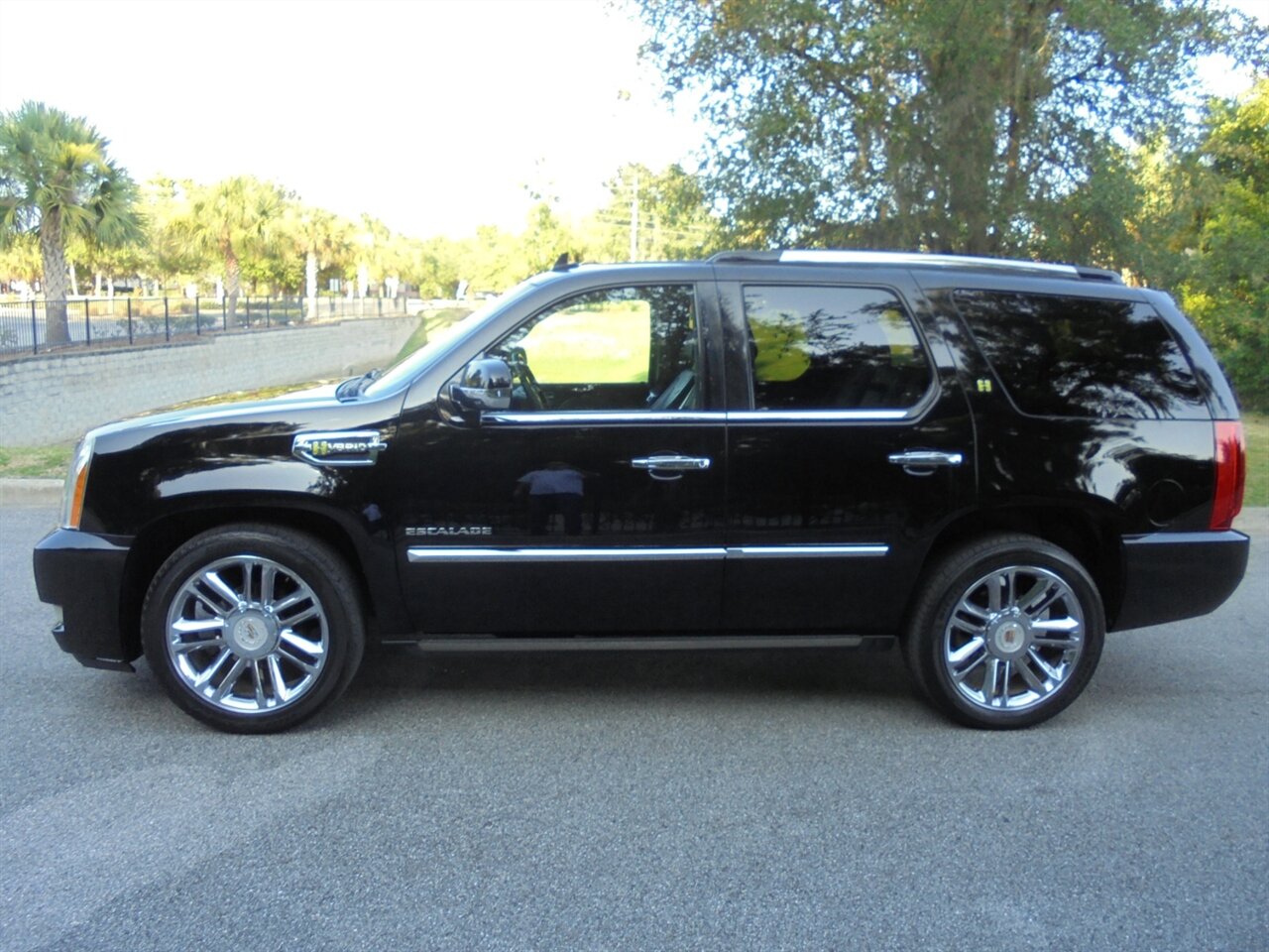 2012 Cadillac Escalade Hybrid Platinum Hybrid  4X4 - Photo 16 - Deland, FL 32720