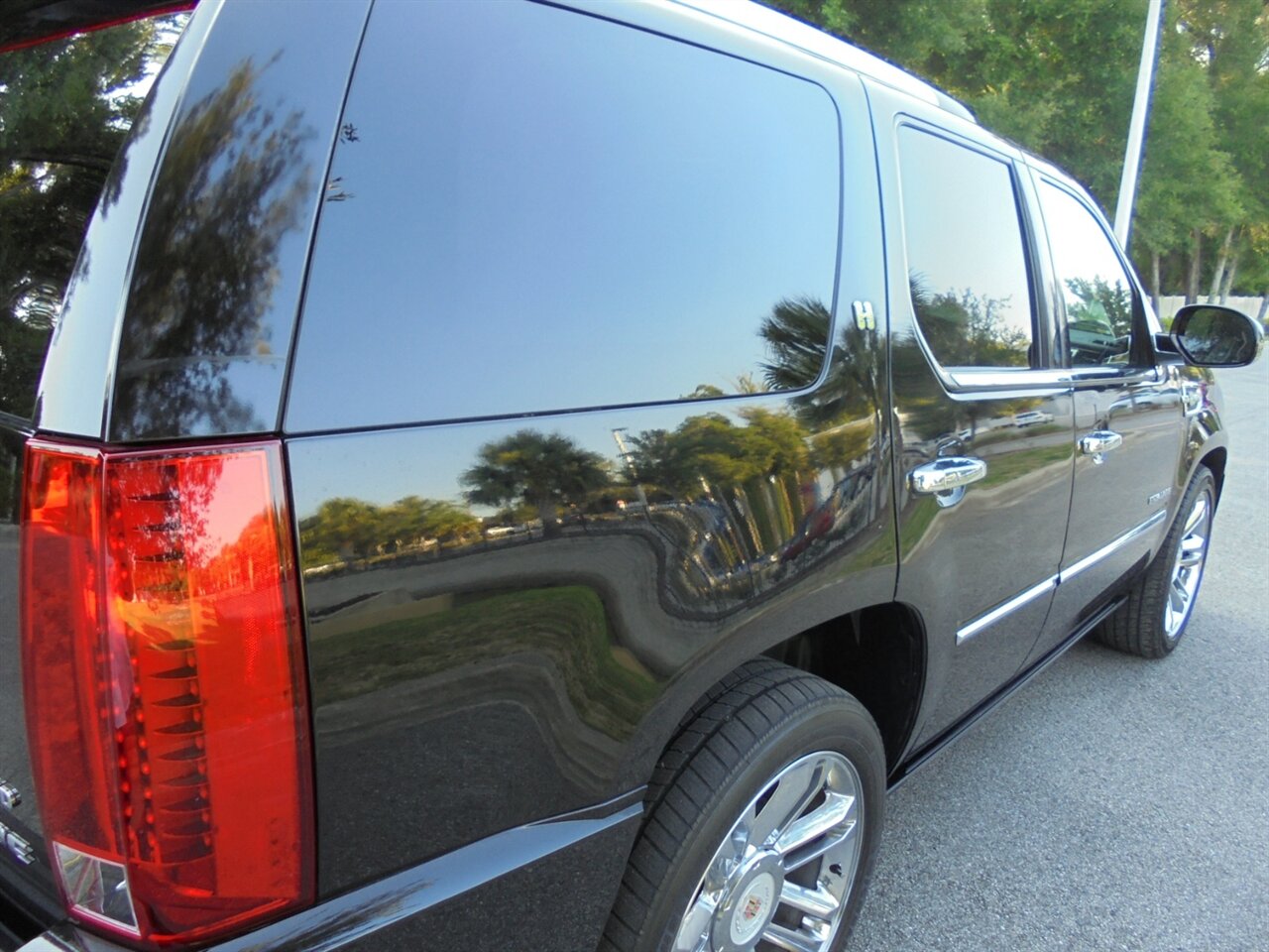 2012 Cadillac Escalade Hybrid Platinum Hybrid  4X4 - Photo 13 - Deland, FL 32720