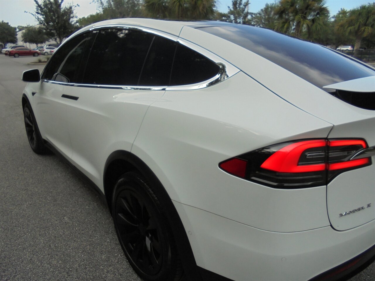 2018 Tesla Model X 75D  Premium AWD - Photo 13 - Deland, FL 32720