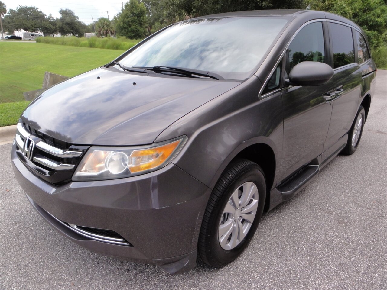 2014 Honda Odyssey EX  BraunAbility ramp van - Photo 3 - Deland, FL 32720