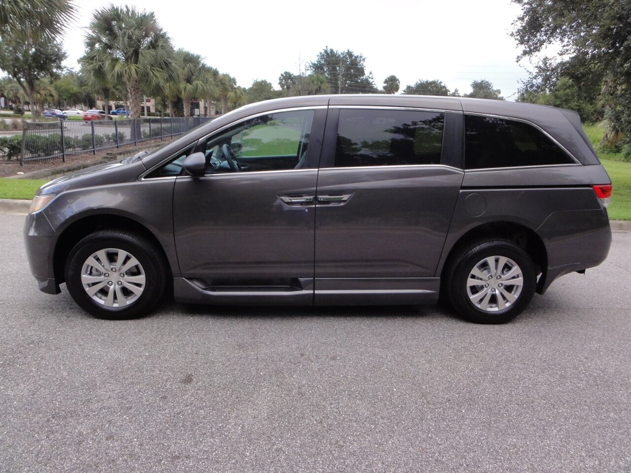 2014 Honda Odyssey EX  BraunAbility ramp van - Photo 17 - Deland, FL 32720