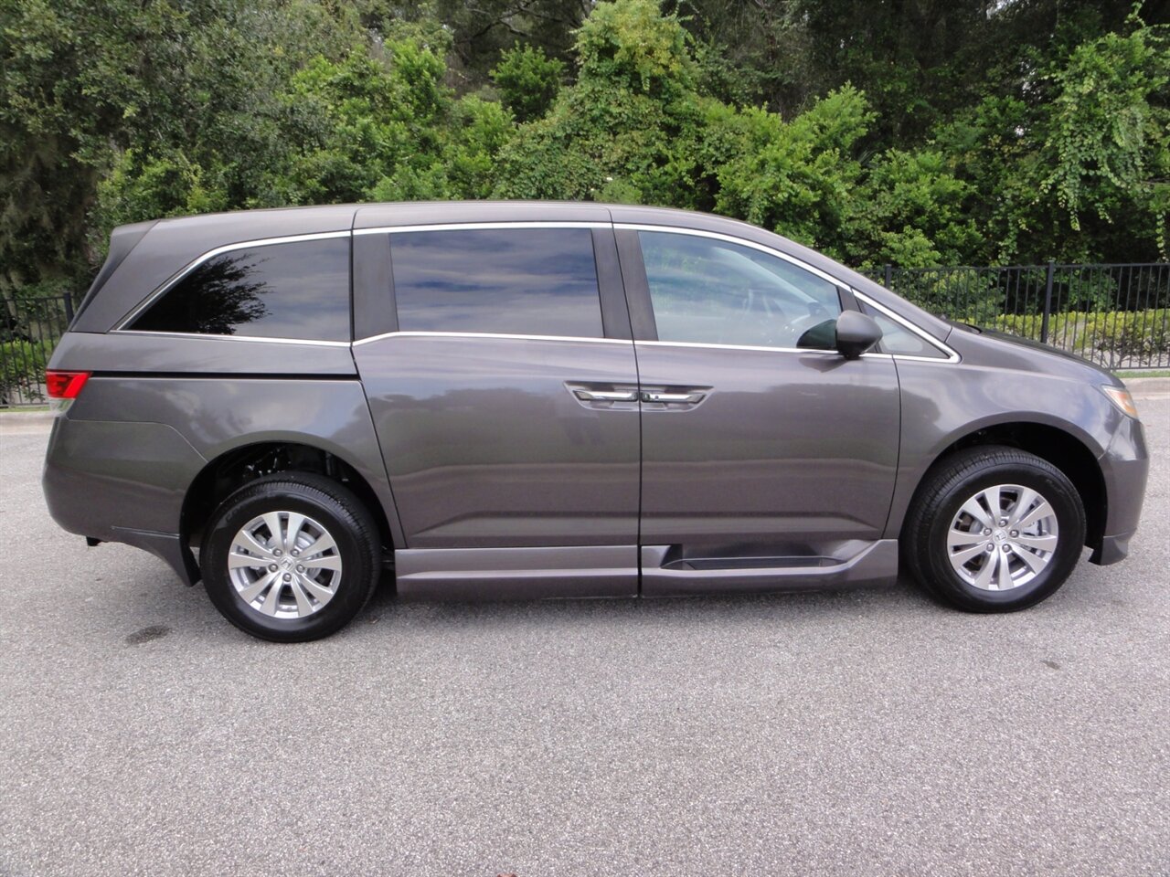 2014 Honda Odyssey EX  BraunAbility ramp van - Photo 16 - Deland, FL 32720
