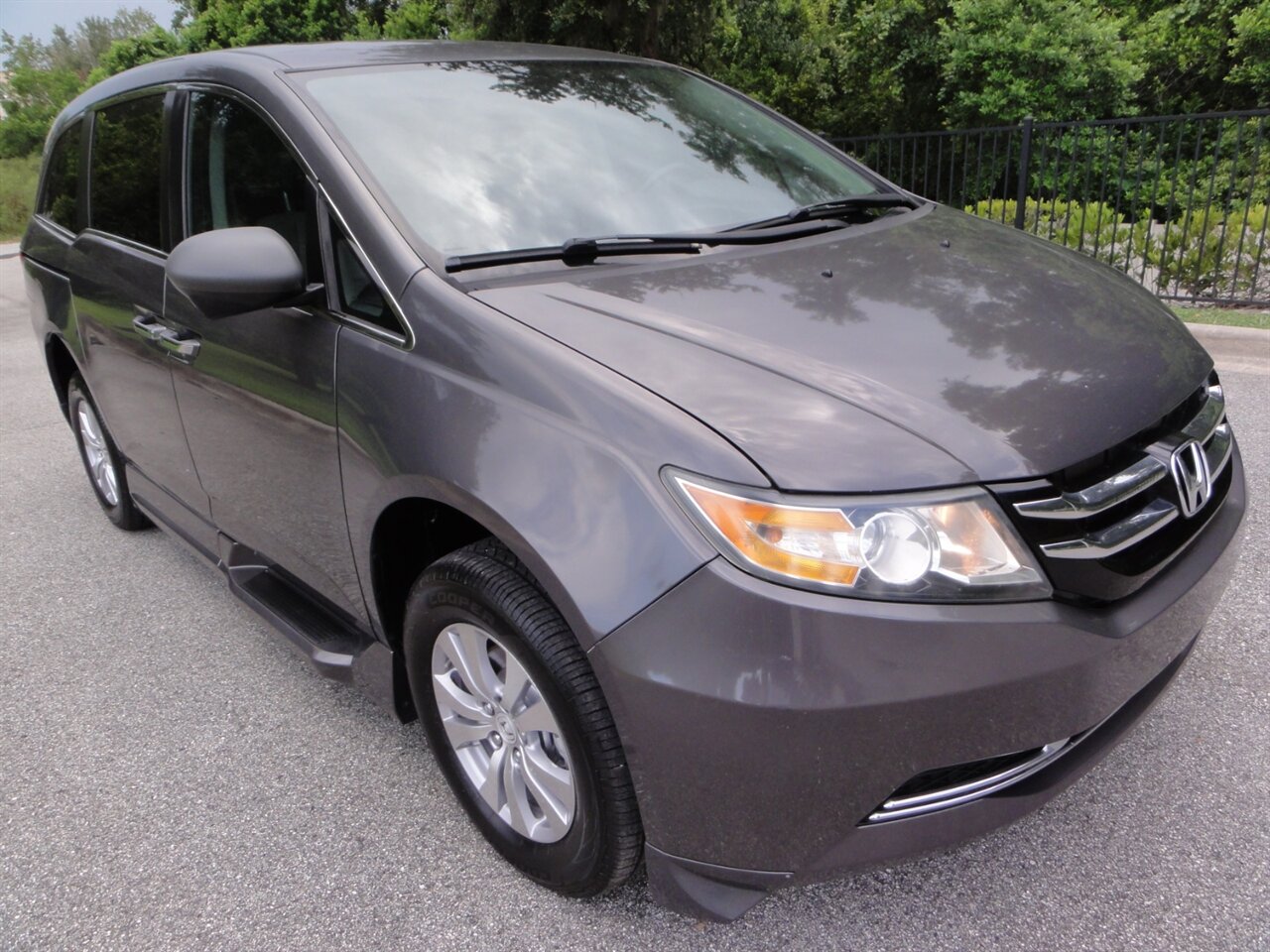2014 Honda Odyssey EX  BraunAbility ramp van - Photo 2 - Deland, FL 32720