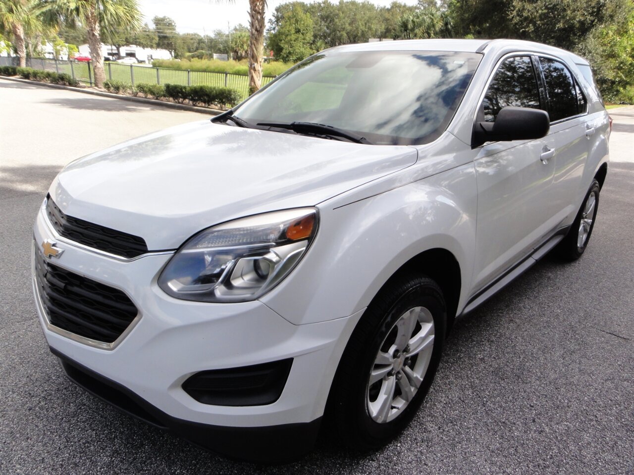 2017 Chevrolet Equinox LS   - Photo 2 - Deland, FL 32720