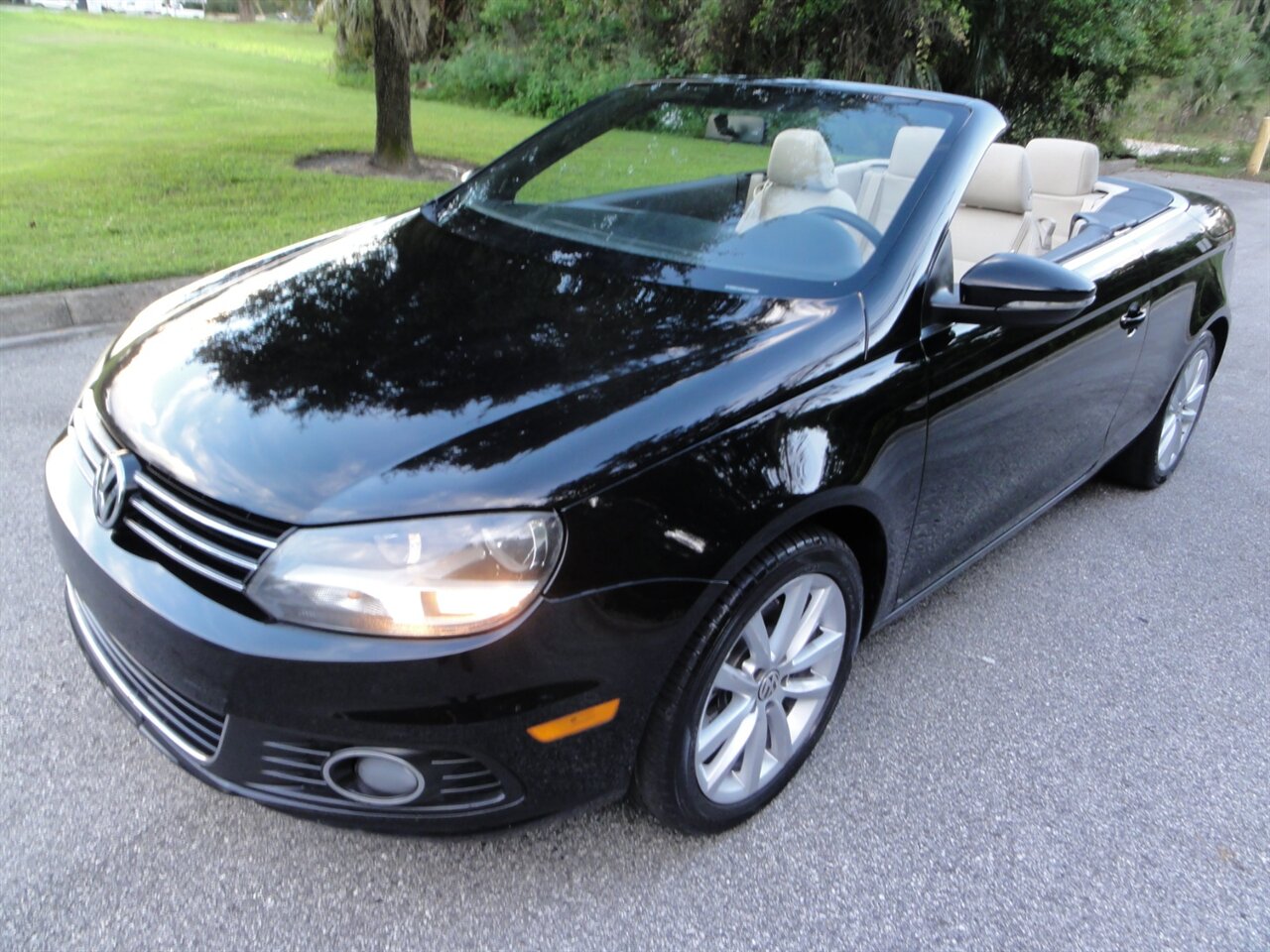 2012 Volkswagen Eos Komfort SULEV  Premium - Photo 2 - Deland, FL 32720