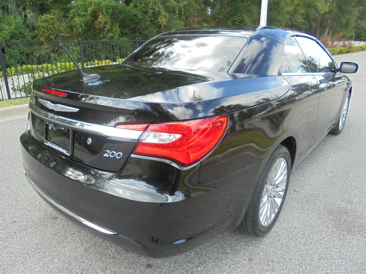 2013 Chrysler 200 Limited  Premium - Photo 8 - Deland, FL 32720