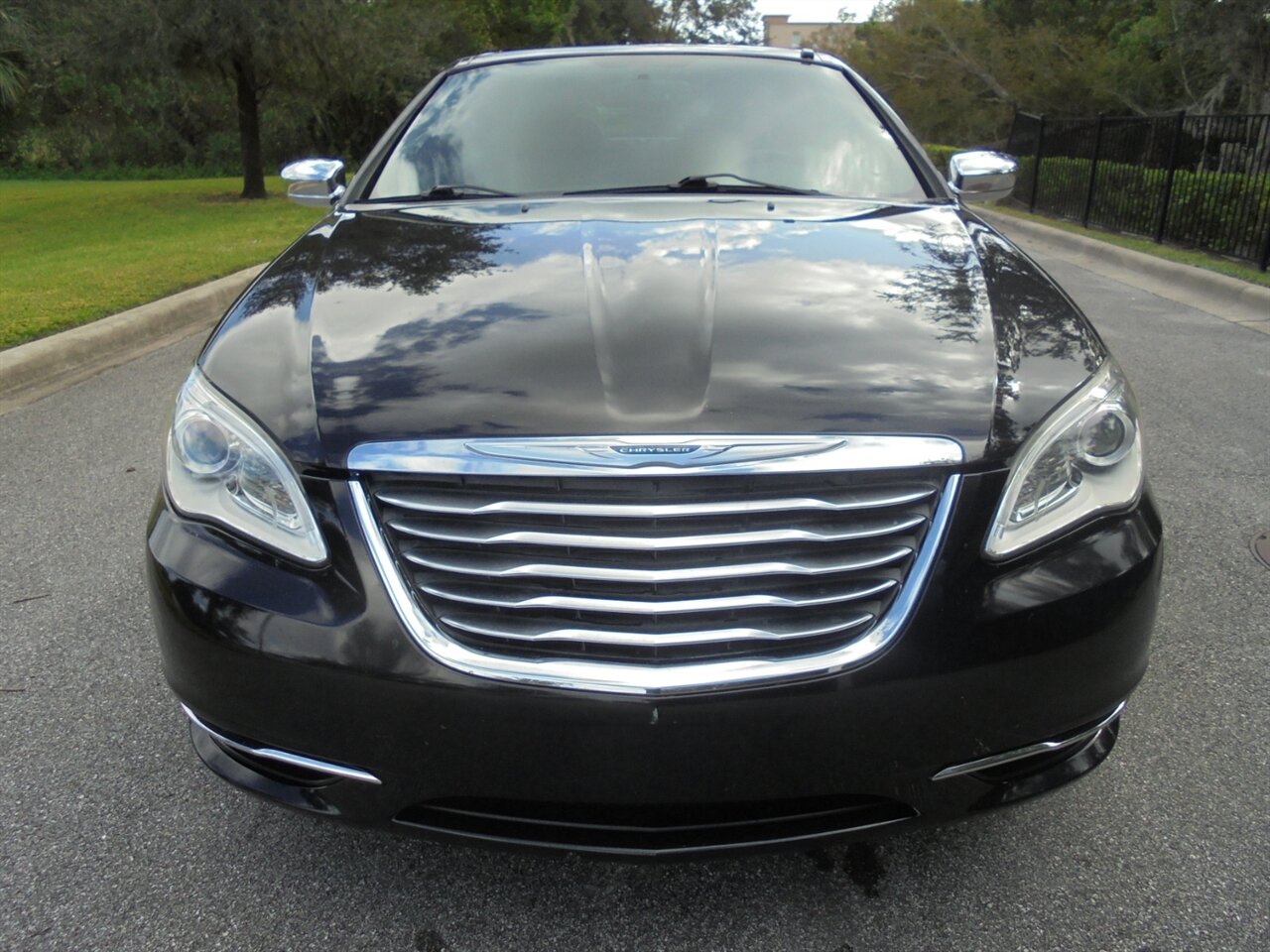 2013 Chrysler 200 Limited  Premium - Photo 9 - Deland, FL 32720