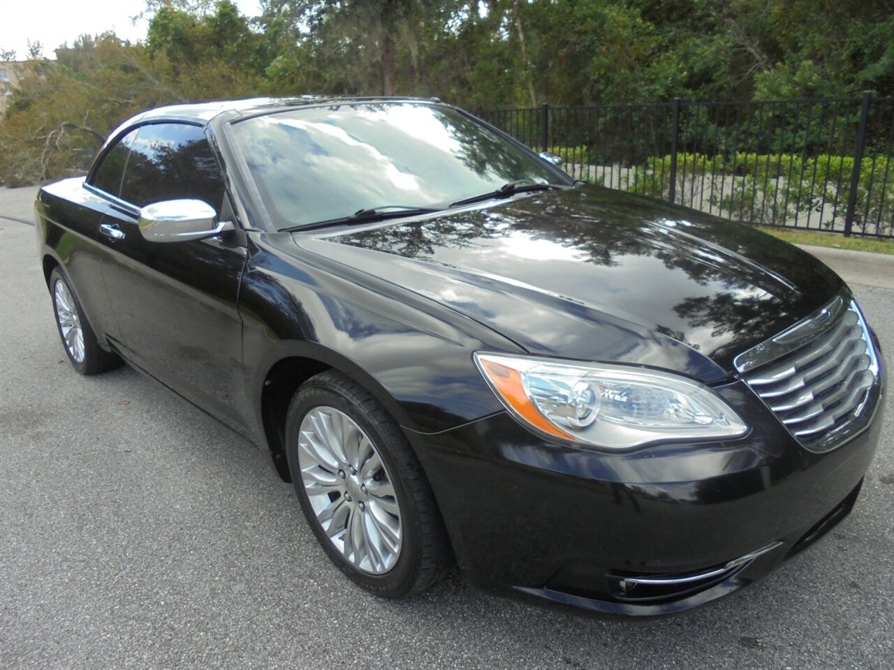 2013 Chrysler 200 Limited  Premium - Photo 2 - Deland, FL 32720