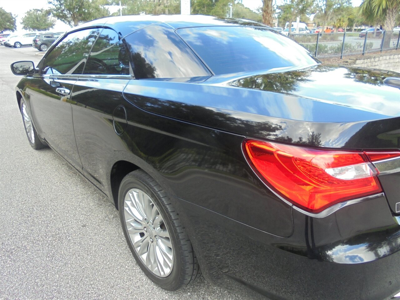 2013 Chrysler 200 Limited  Premium - Photo 19 - Deland, FL 32720