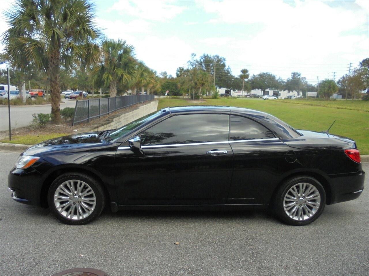 2013 Chrysler 200 Limited  Premium - Photo 24 - Deland, FL 32720