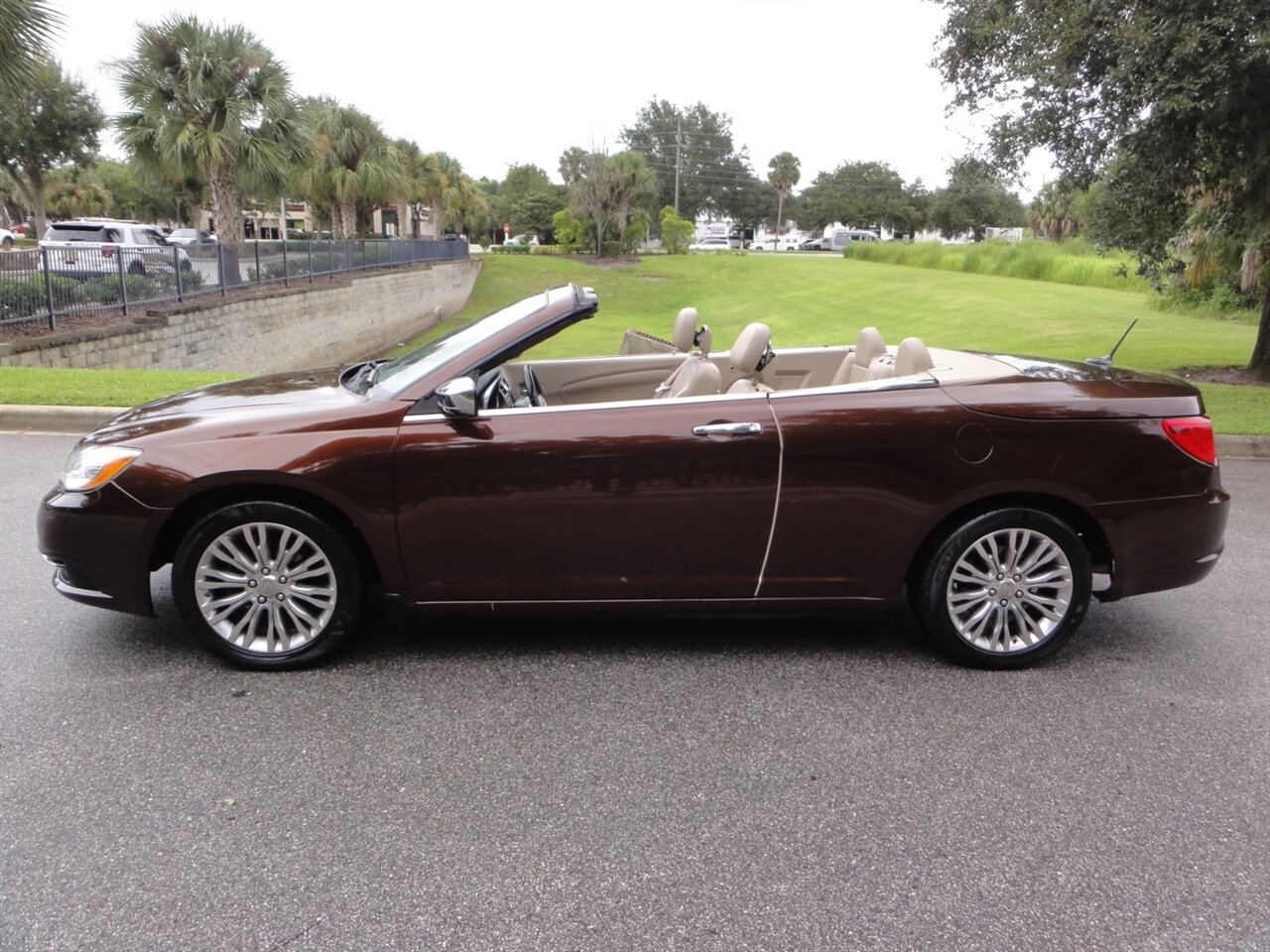 2013 Chrysler 200 Limited  Convertible - Photo 21 - Deland, FL 32720