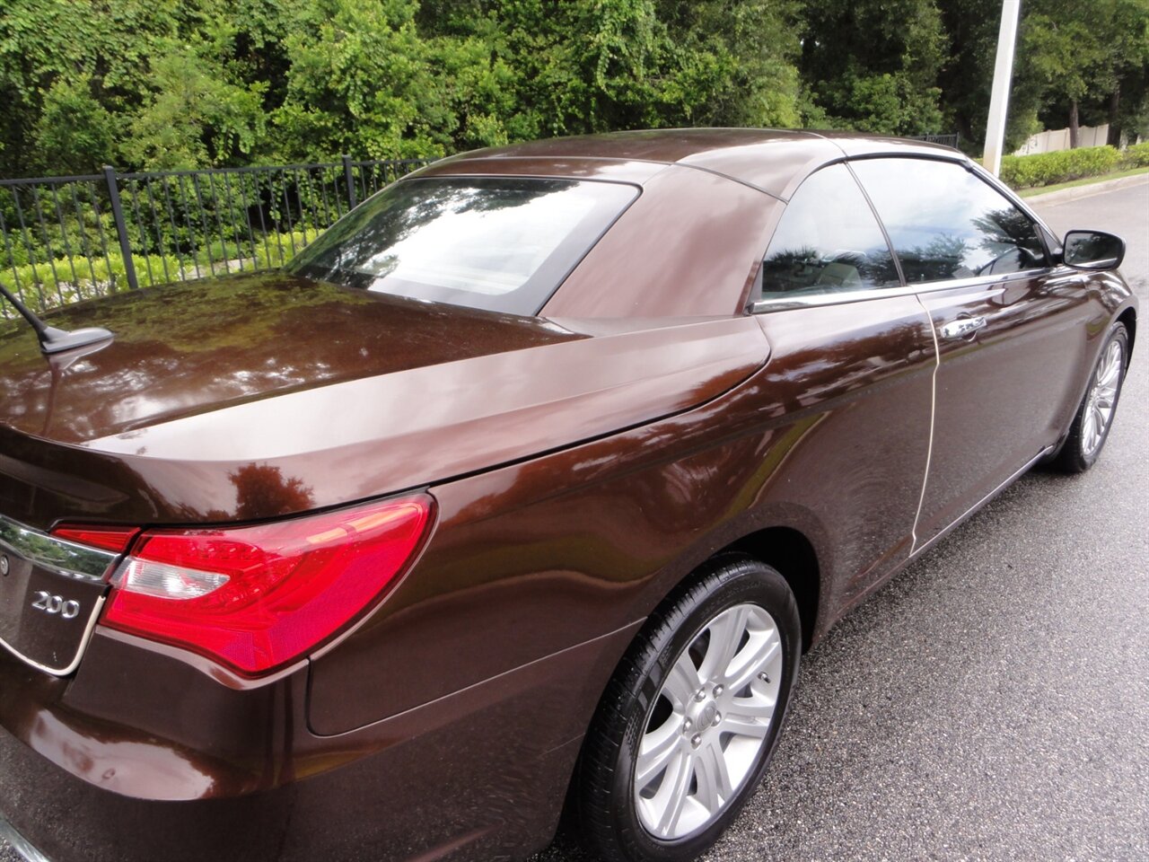 2013 Chrysler 200 Limited  Convertible - Photo 19 - Deland, FL 32720
