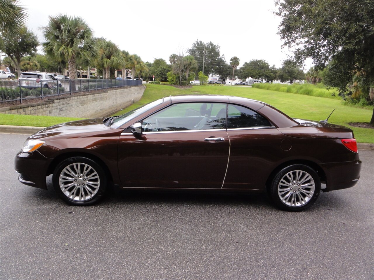 2013 Chrysler 200 Limited  Convertible - Photo 23 - Deland, FL 32720