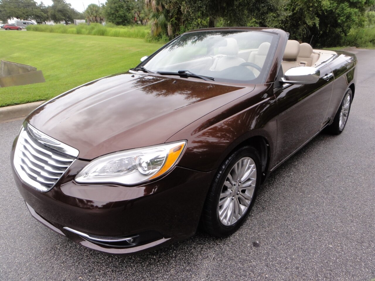 2013 Chrysler 200 Limited  Convertible - Photo 2 - Deland, FL 32720