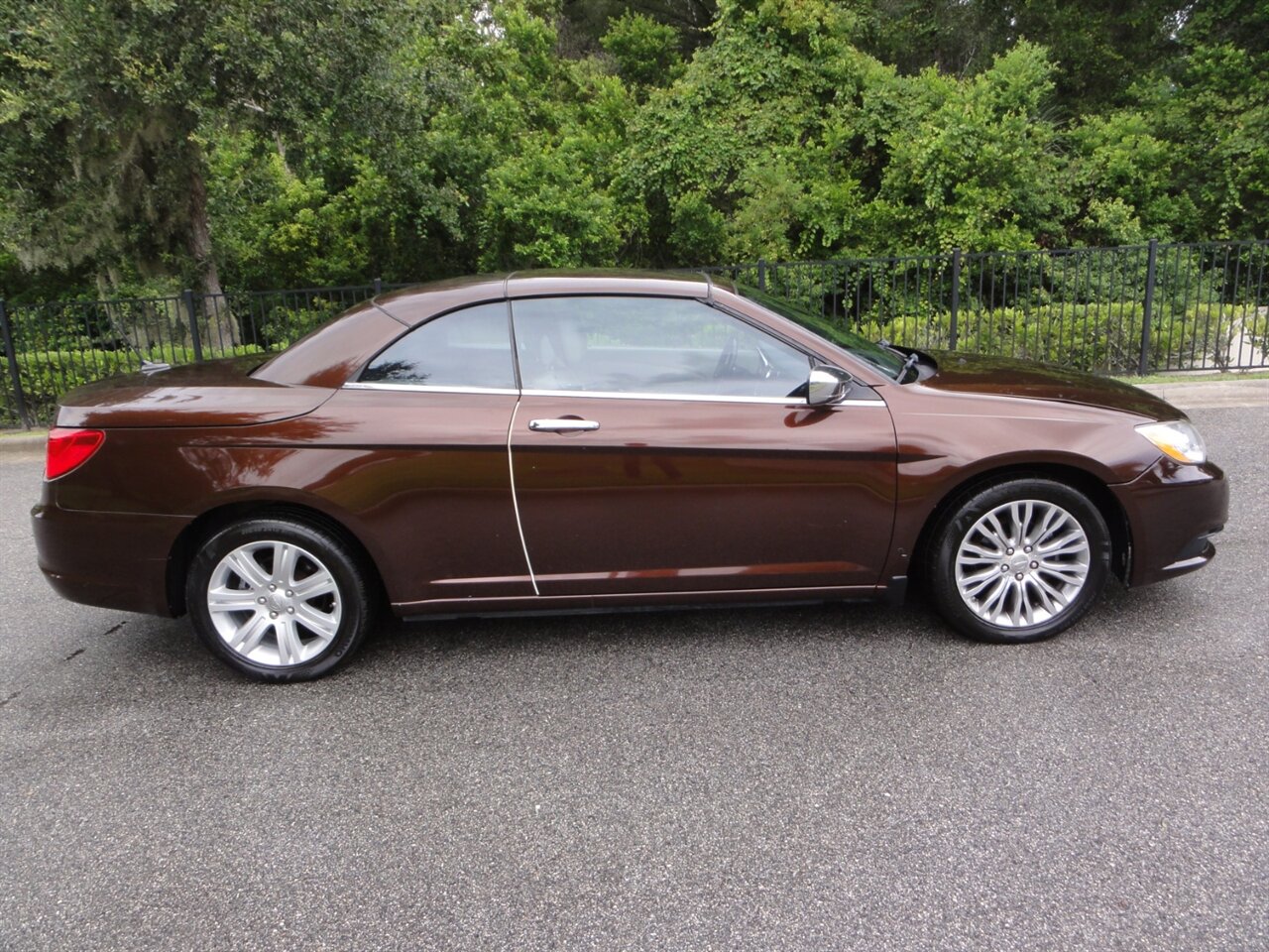 2013 Chrysler 200 Limited  Convertible - Photo 22 - Deland, FL 32720