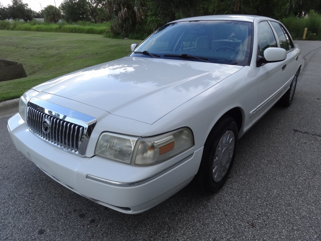 2007 Mercury Grand Marquis GS Premium - Photo 2 - Deland, FL 32720