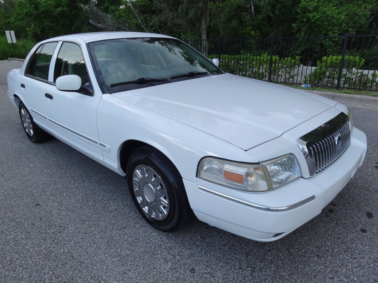 2007 Mercury Grand Marquis GS Premium - Photo 1 - Deland, FL 32720