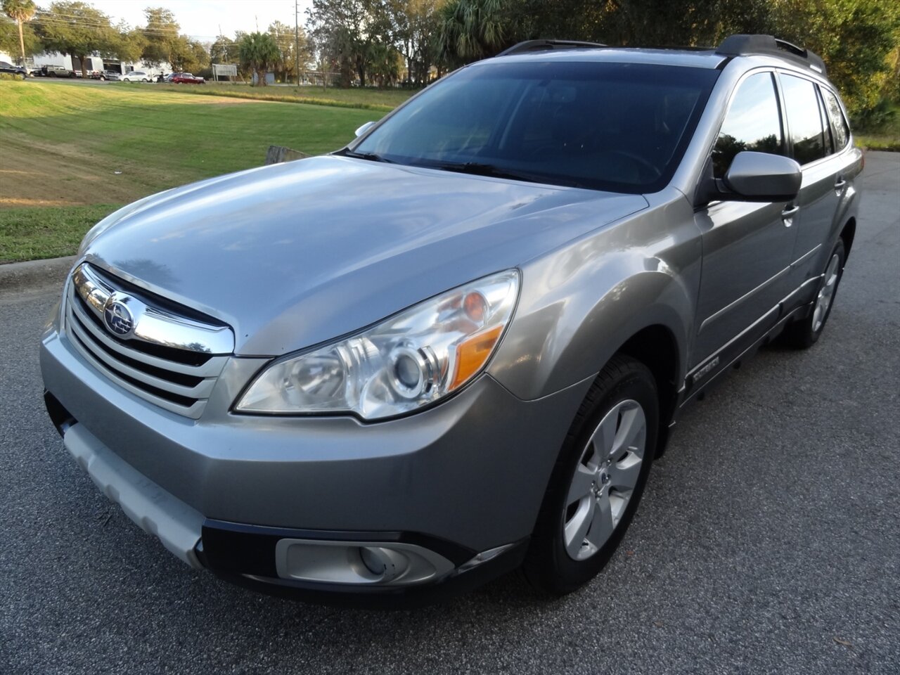 2011 Subaru Outback 2.5i Limited - Photo 2 - Deland, FL 32720