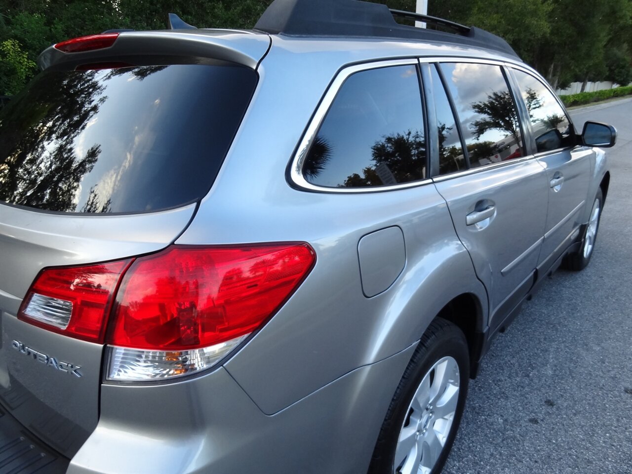 2011 Subaru Outback 2.5i Limited - Photo 13 - Deland, FL 32720