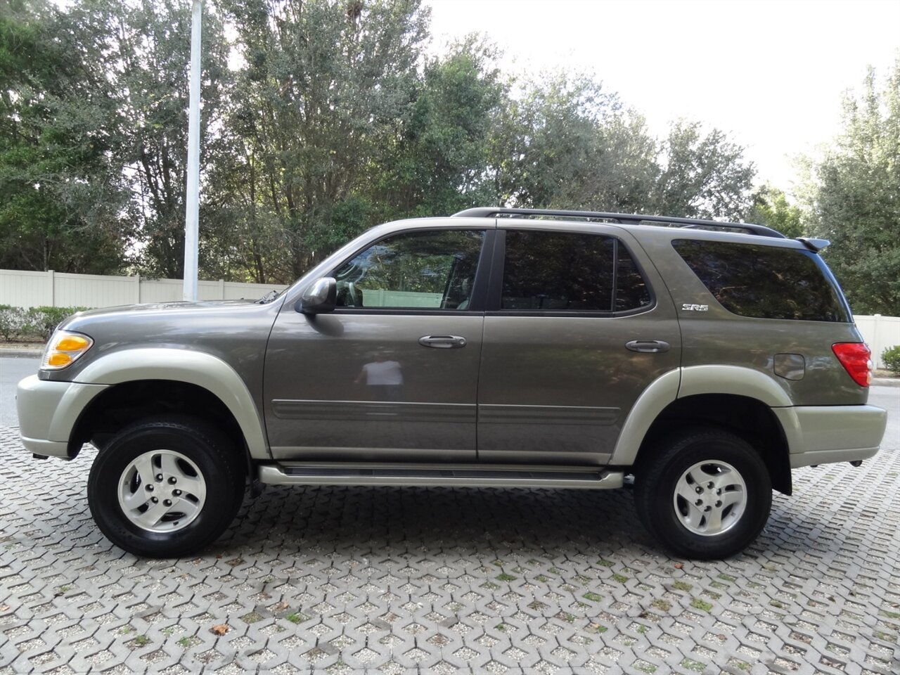 2004 Toyota Sequoia SR5 - Photo 16 - Deland, FL 32720