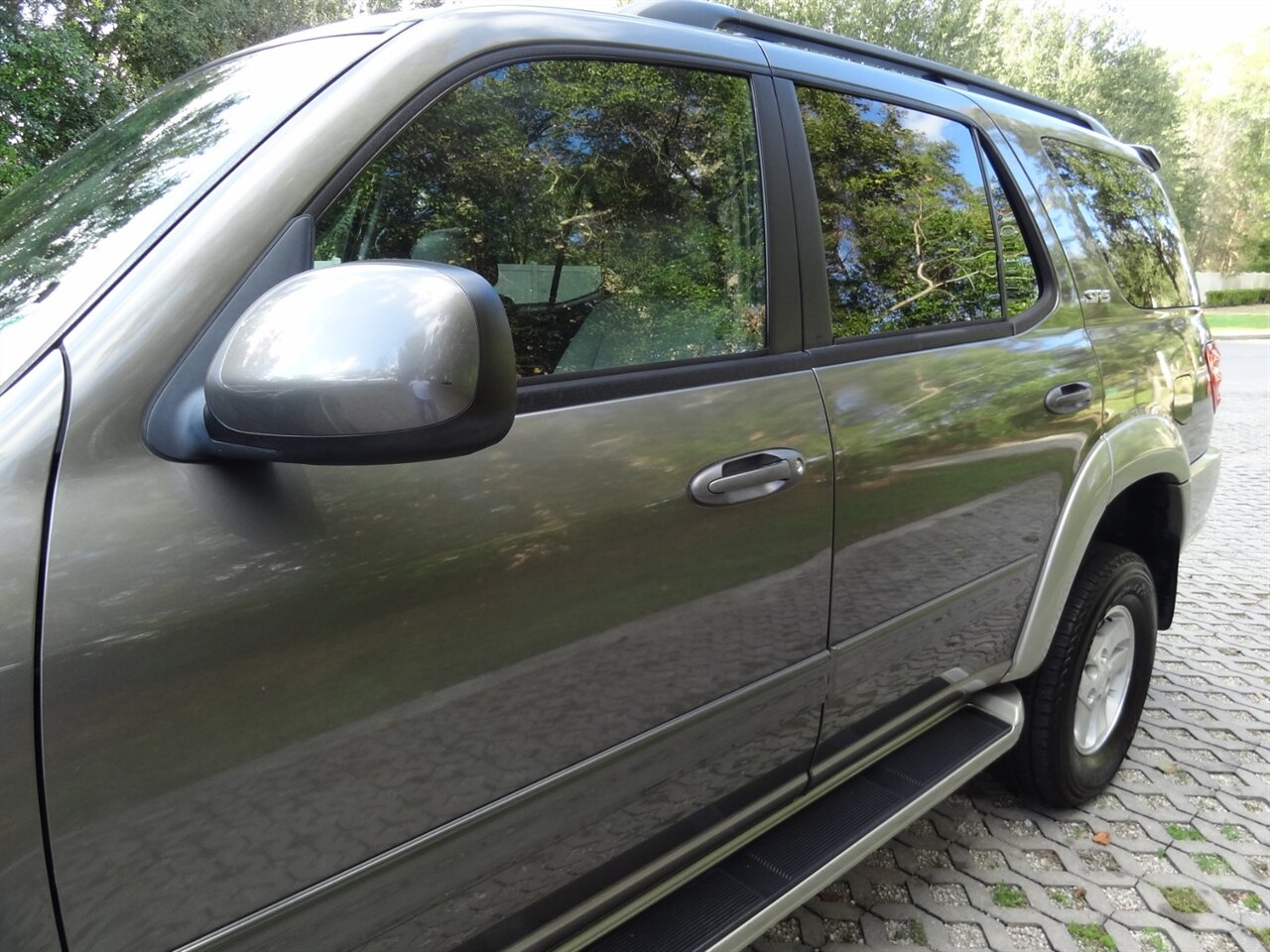 2004 Toyota Sequoia SR5 - Photo 11 - Deland, FL 32720