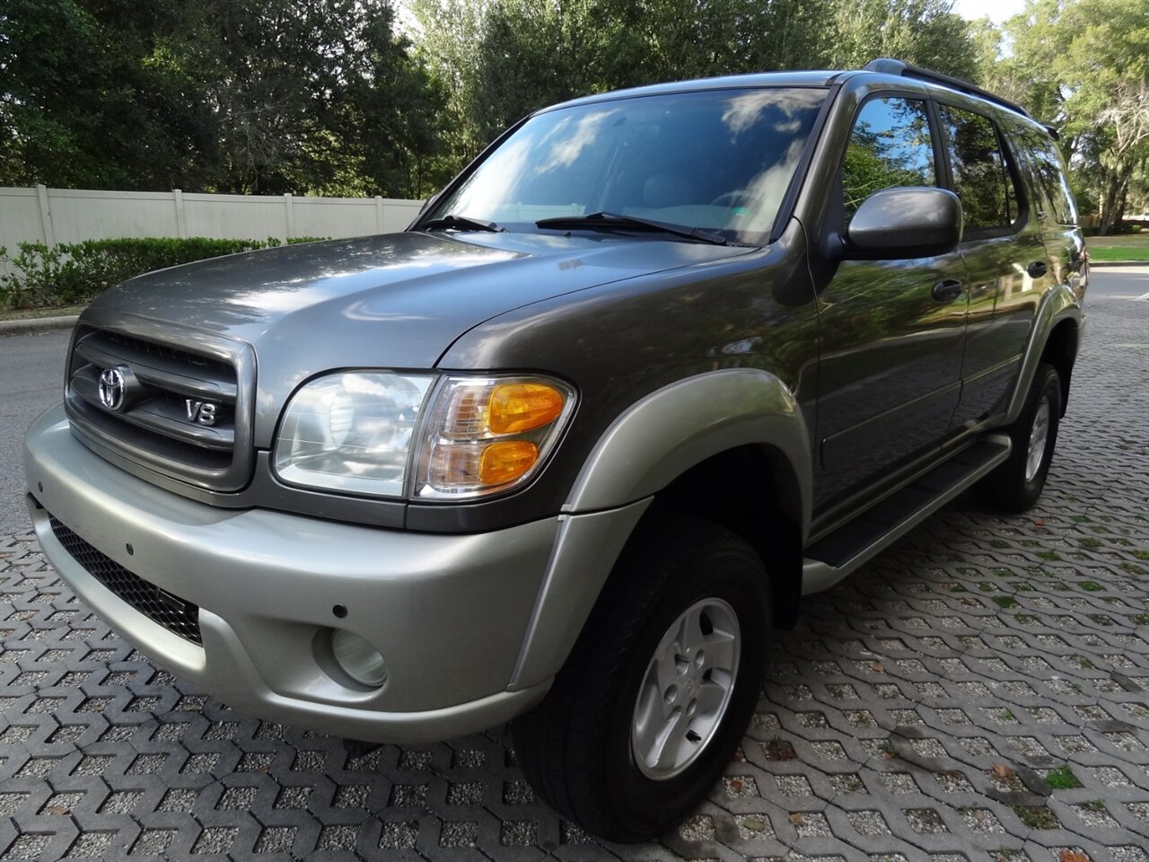 2004 Toyota Sequoia SR5 - Photo 2 - Deland, FL 32720