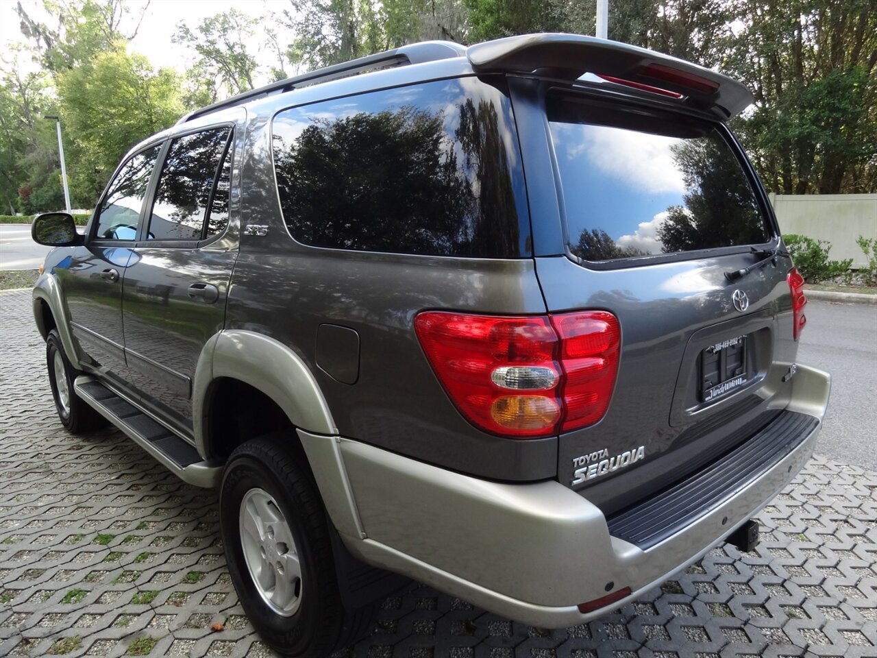 2004 Toyota Sequoia SR5 - Photo 4 - Deland, FL 32720