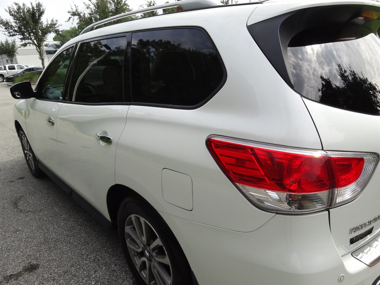 2015 Nissan Pathfinder SV - Photo 12 - Deland, FL 32720