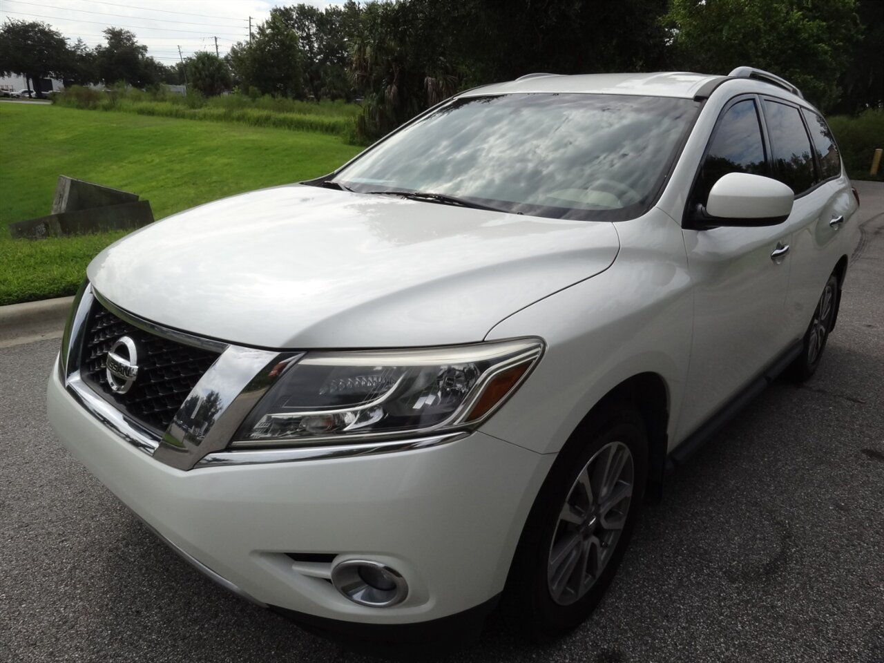 2015 Nissan Pathfinder SV - Photo 2 - Deland, FL 32720