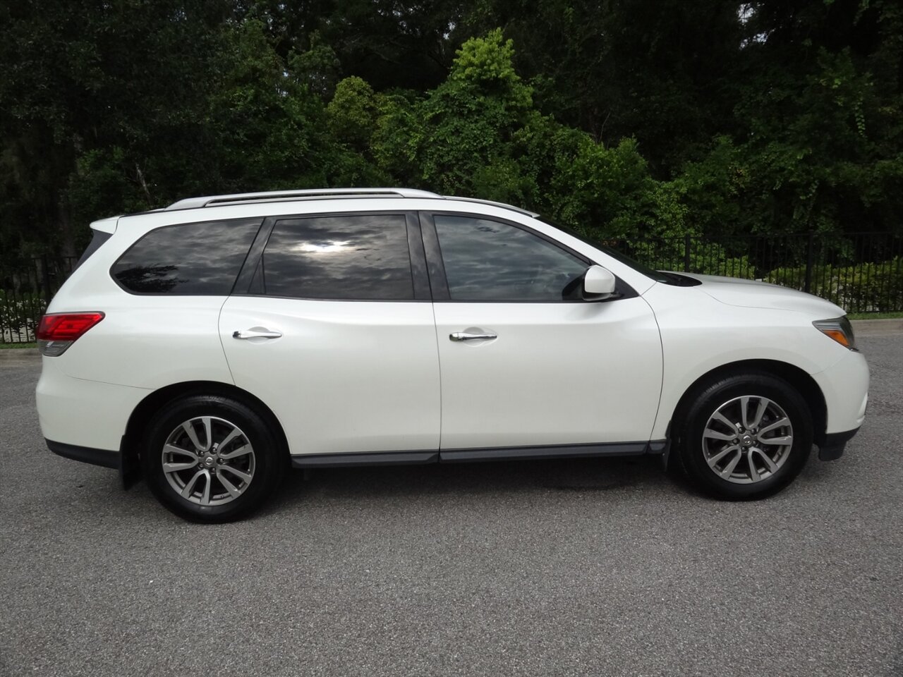 2015 Nissan Pathfinder SV - Photo 15 - Deland, FL 32720