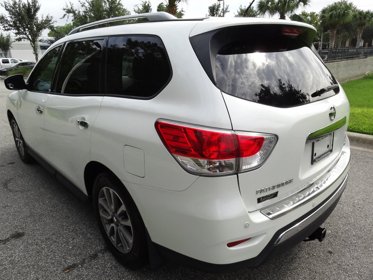 2015 Nissan Pathfinder SV - Photo 4 - Deland, FL 32720