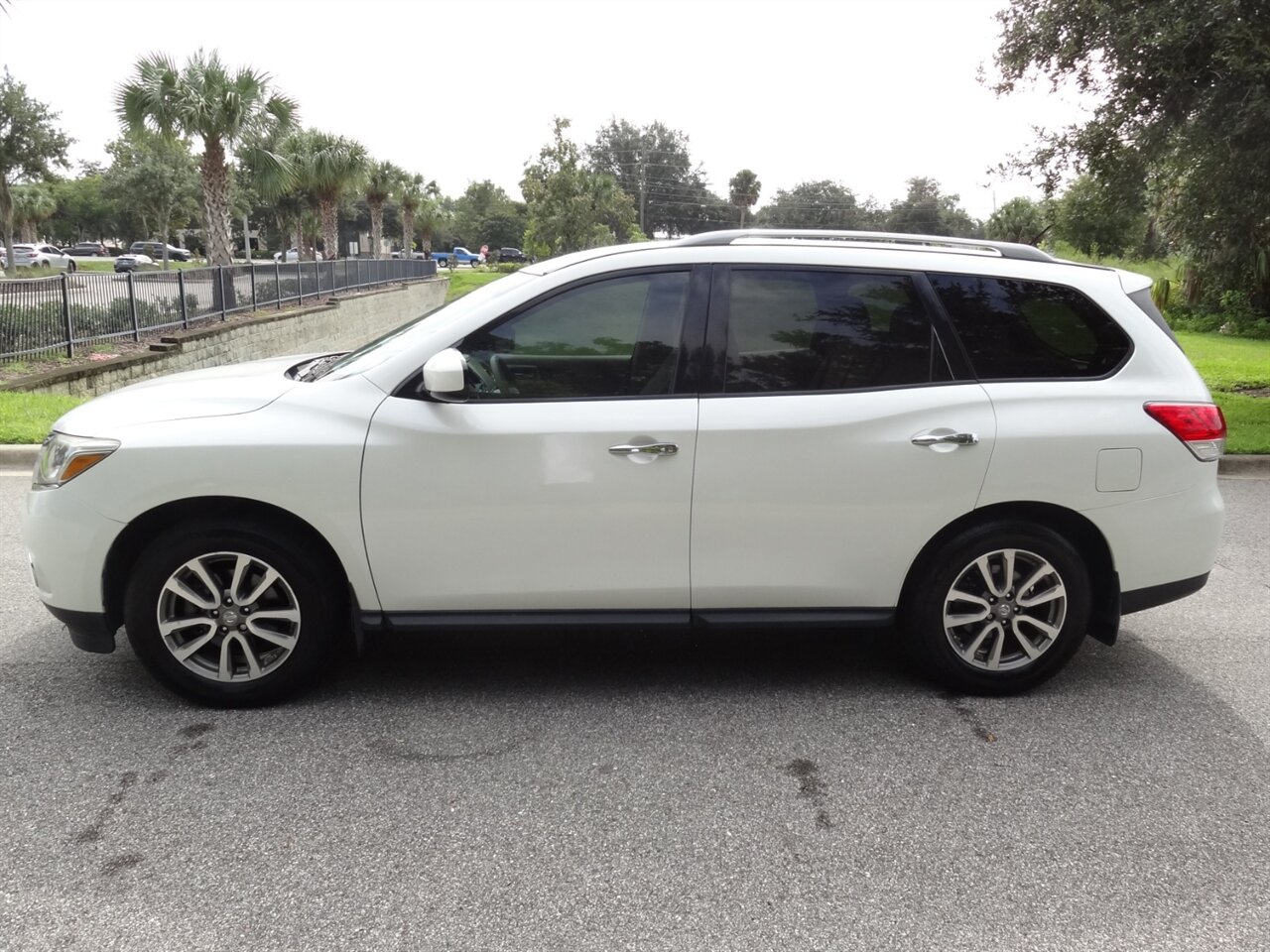 2015 Nissan Pathfinder SV - Photo 16 - Deland, FL 32720
