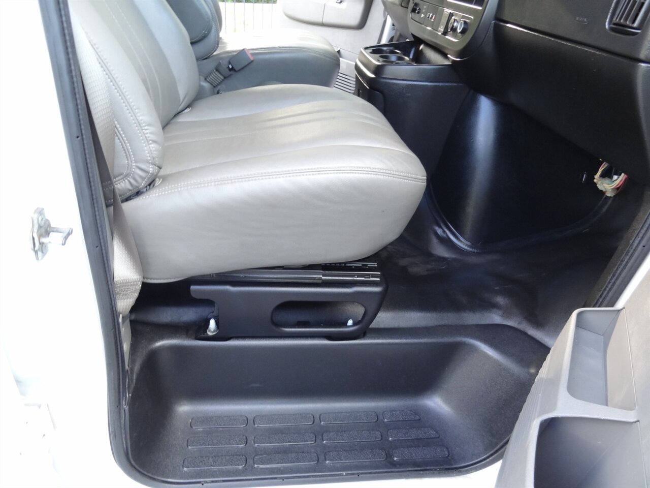 2020 Chevrolet Express 2500   - Photo 43 - Deland, FL 32720