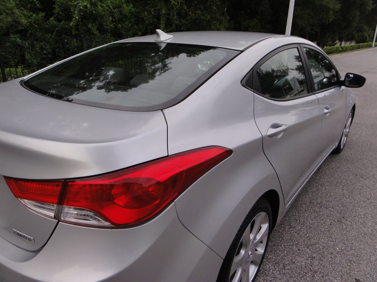 2012 Hyundai ELANTRA Limited - Photo 13 - Deland, FL 32720