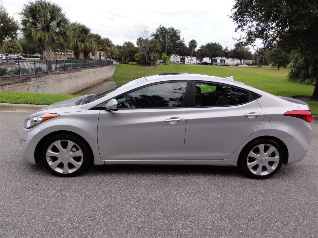 2012 Hyundai ELANTRA Limited - Photo 16 - Deland, FL 32720