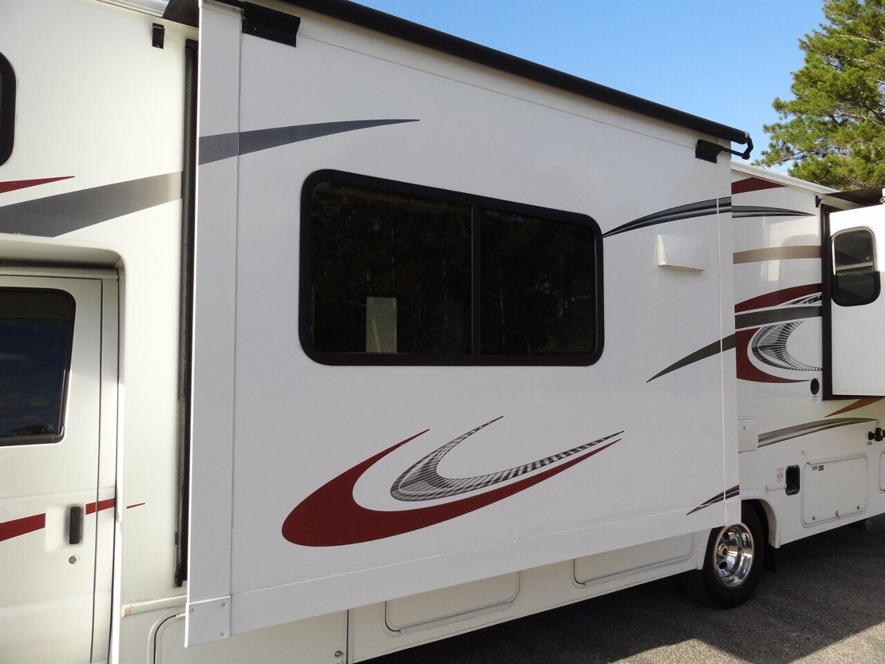 2016 Forest River Sunseeker 2860DS - Photo 3 - Deland, FL 32720