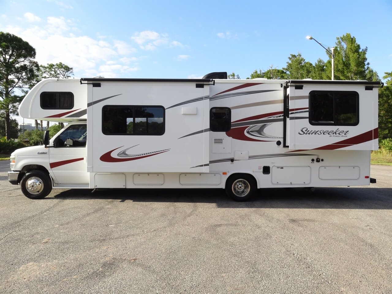 2016 Forest River Sunseeker 2860DS - Photo 5 - Deland, FL 32720