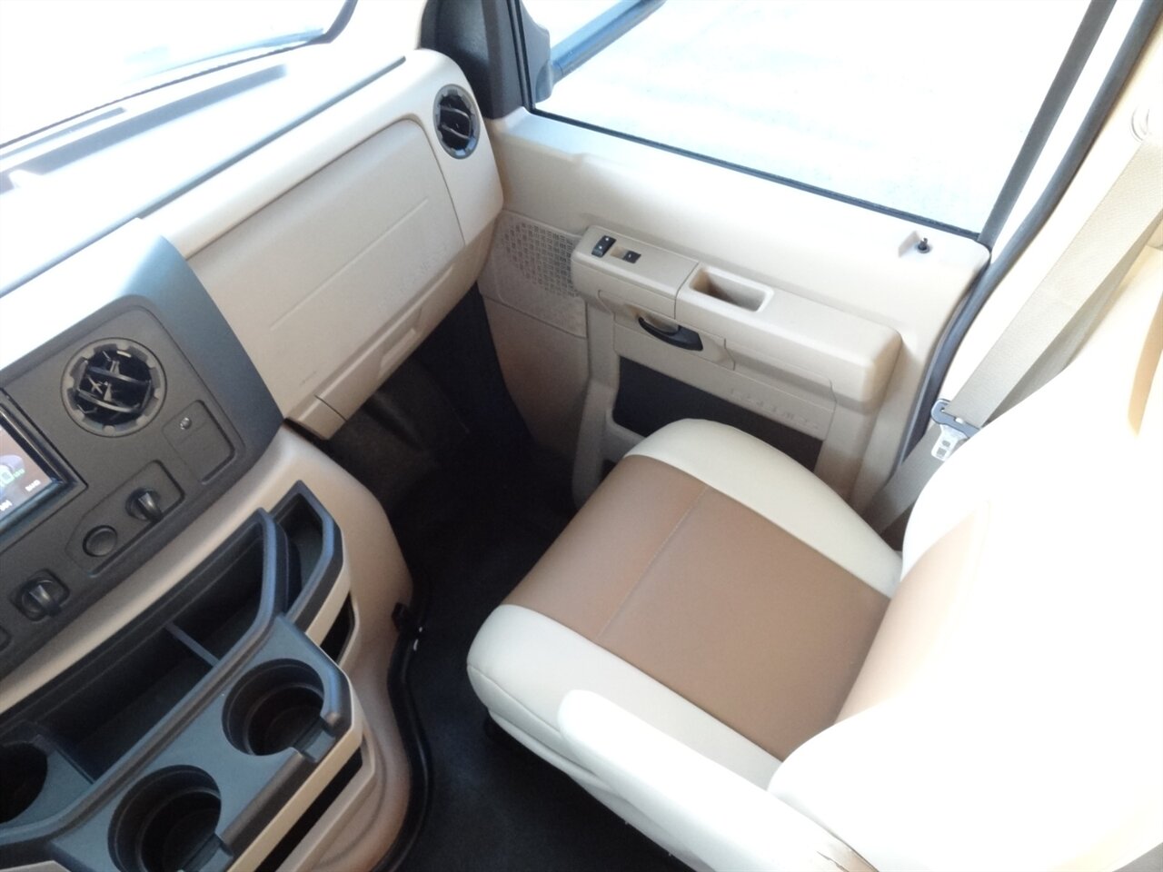 2016 Forest River Sunseeker 2860DS - Photo 51 - Deland, FL 32720